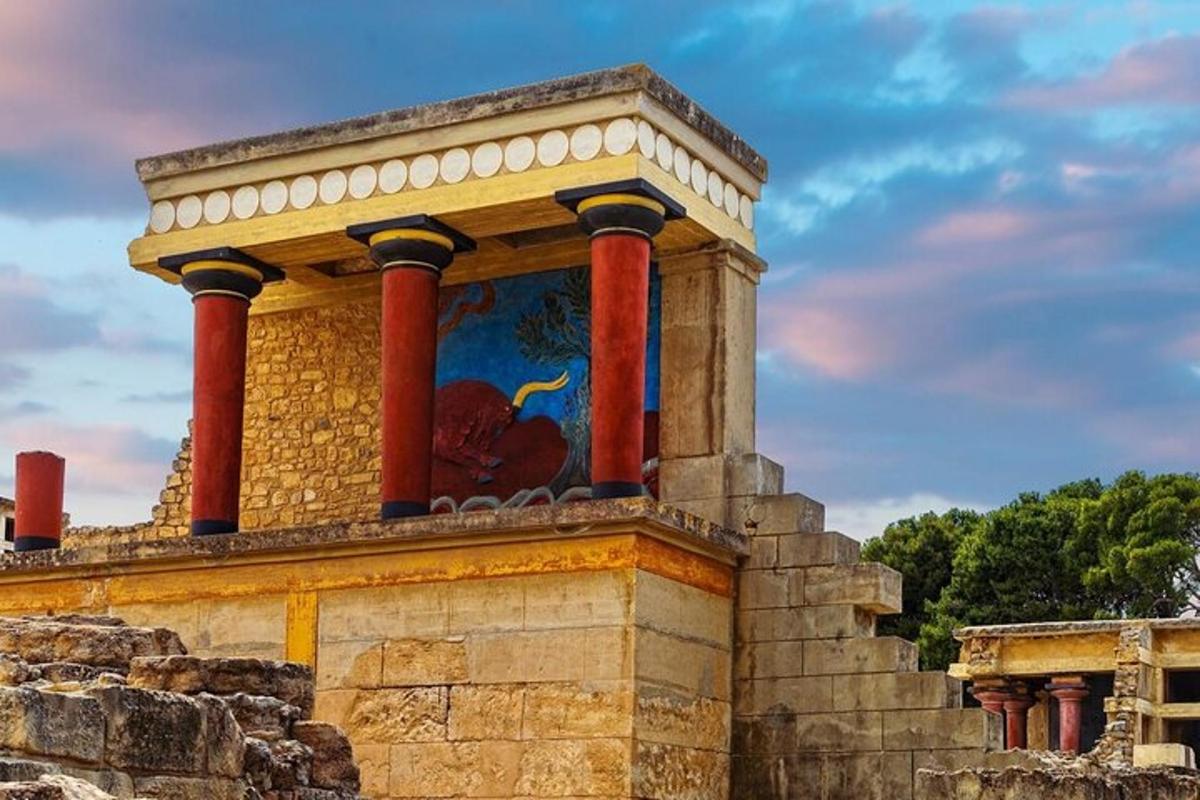 un edificio con un dipinto sul lato