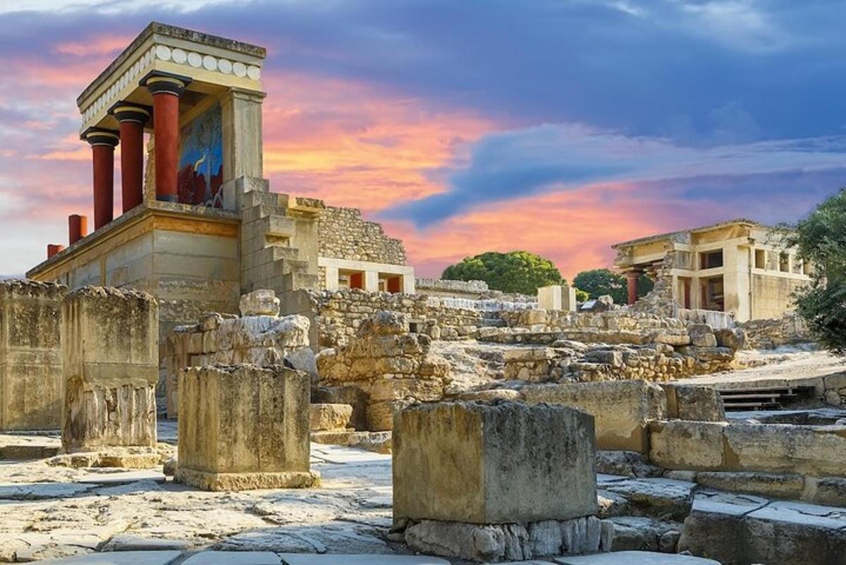 un tempio tra le rovine di una città al tramonto