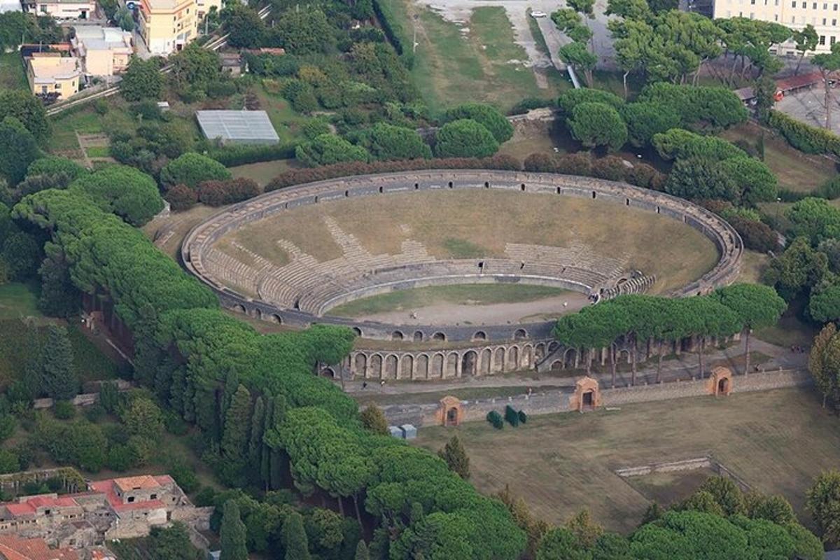 una vista aerea di un anfiteatro in un parco
