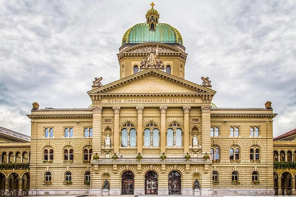 一座顶部有圆顶的大楼