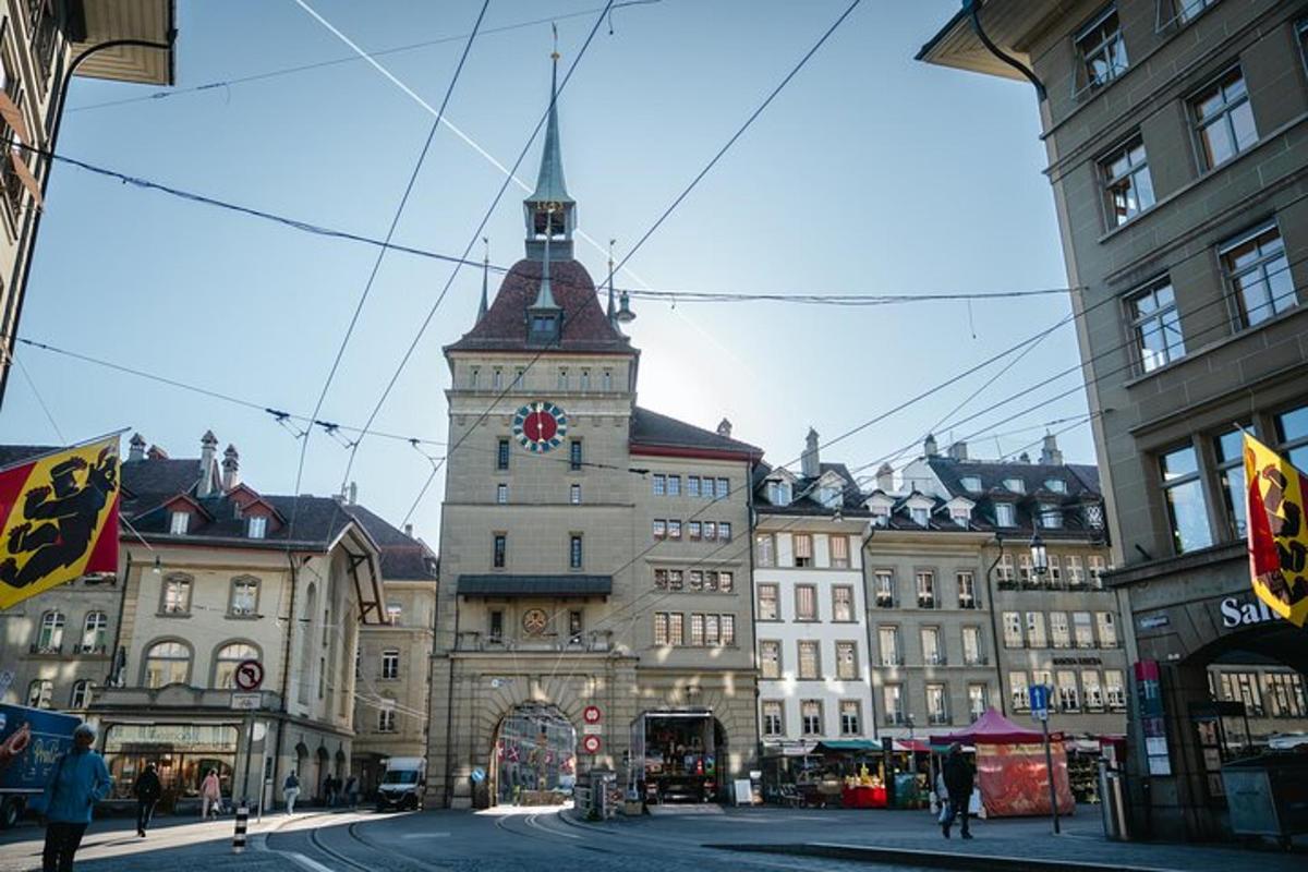 城市里有钟楼的大楼