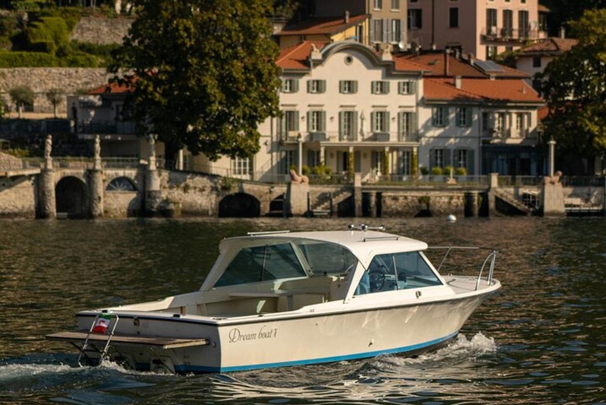 Un barco blanco en el agua con edificios al fondo.