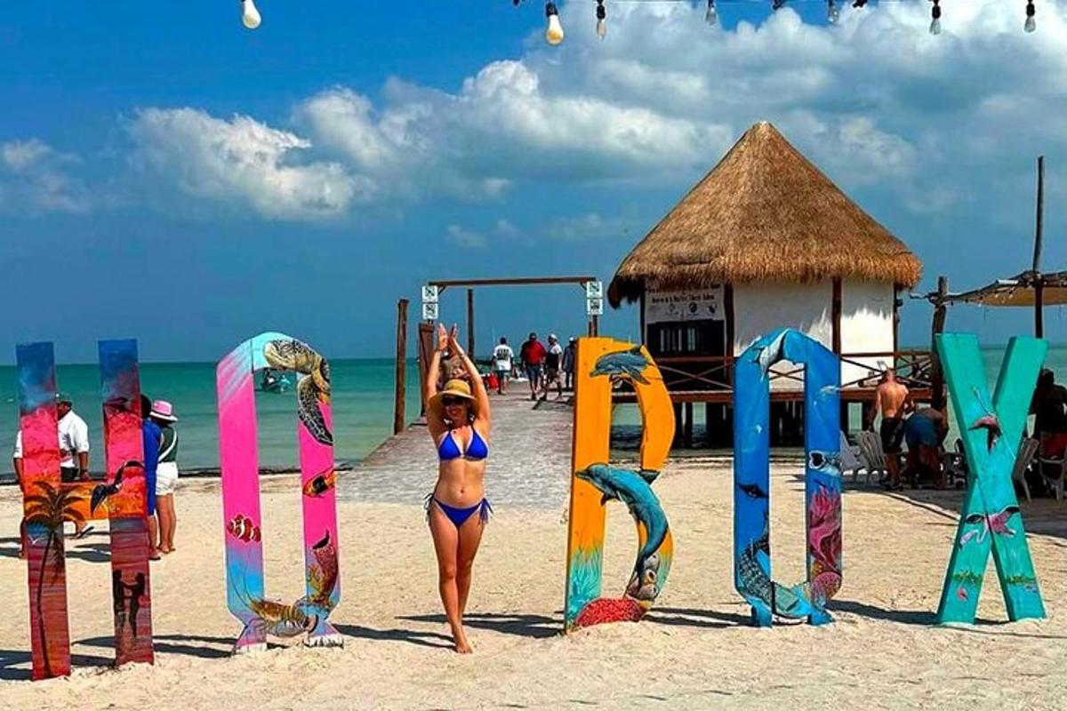một người phụ nữ mặc bikini đứng trên bãi biển