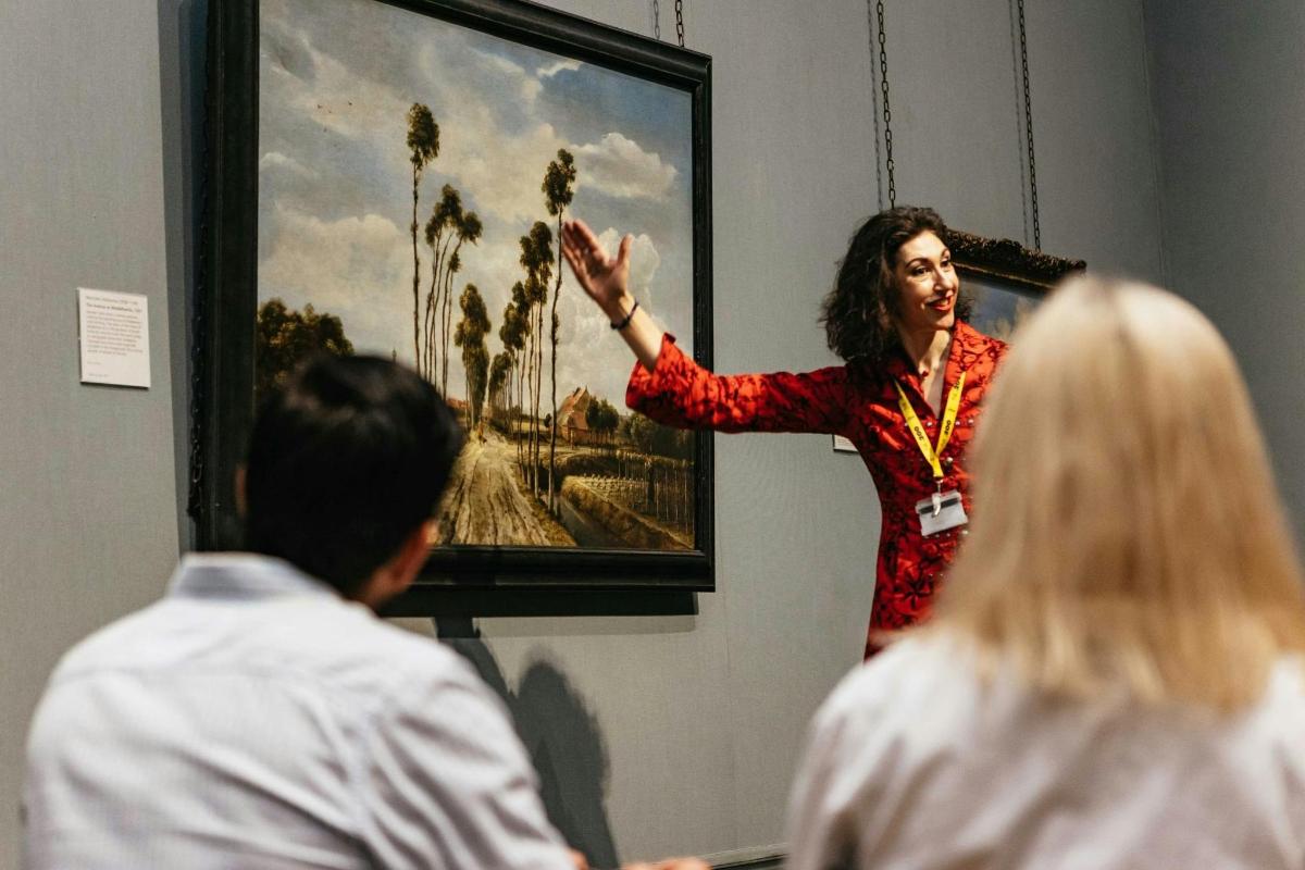 un grupo de personas mirando una pintura