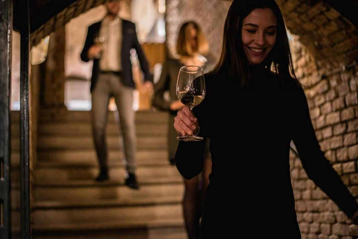 eine Frau hält mit einem Mann ein Glas Wein