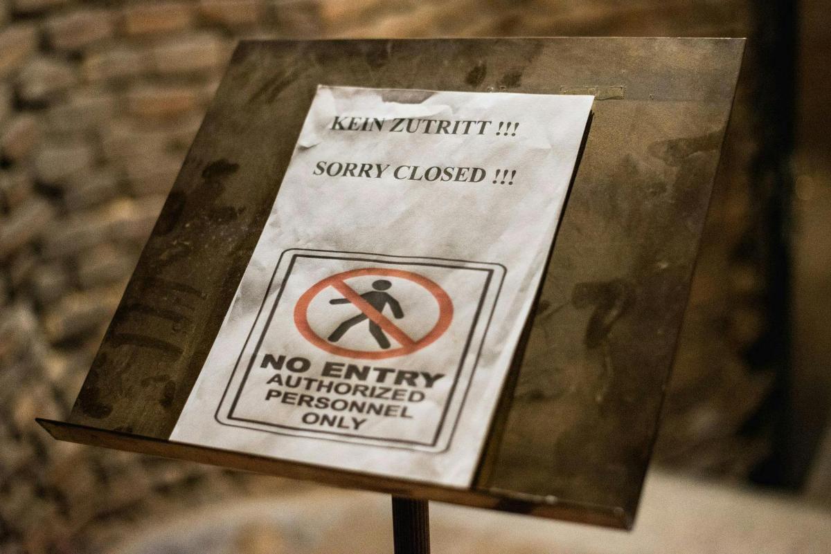 ein Schild mit der Aufschrift „Sorry“ auf einem Tisch