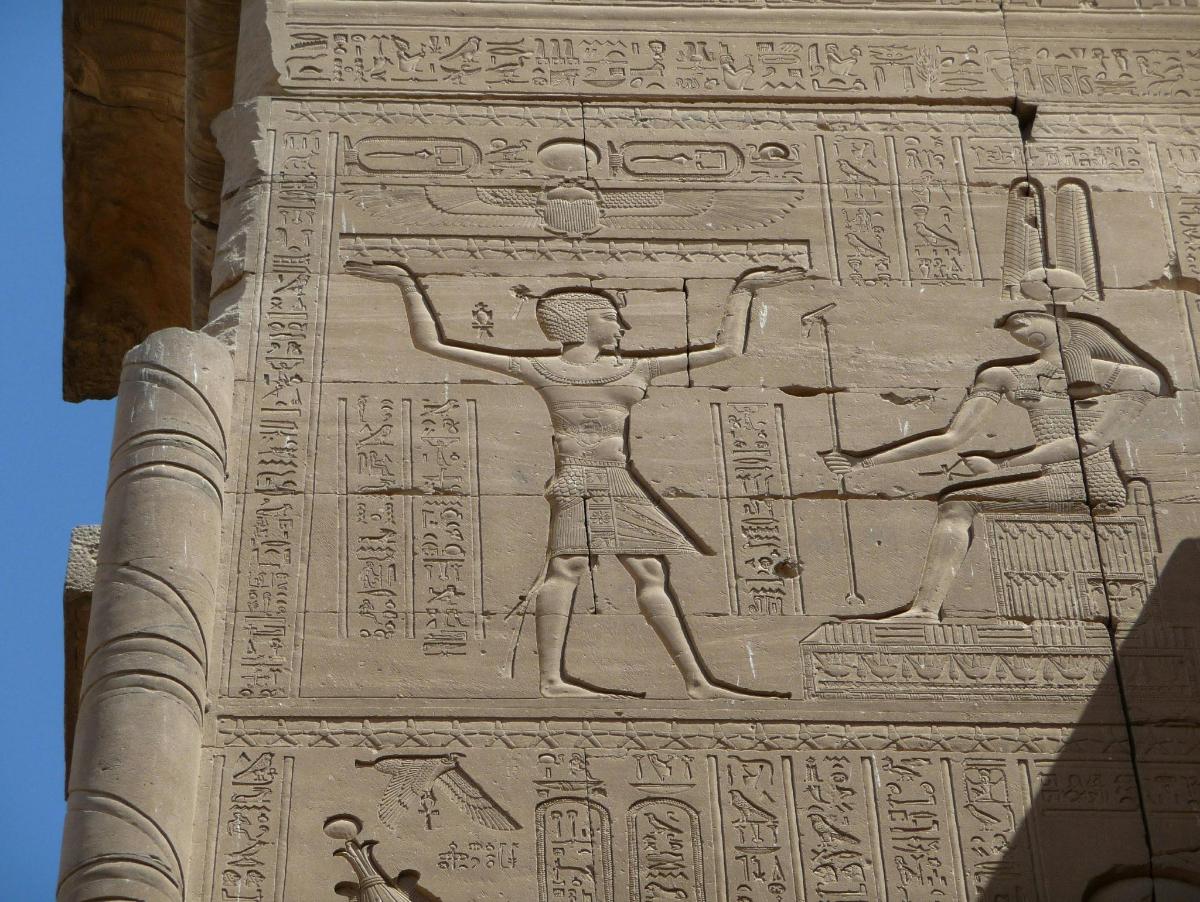 eine Steinsäule mit Hieroglyphen darauf