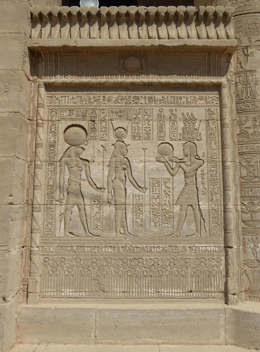 Un relieve en el lateral de una pared con dos personas.