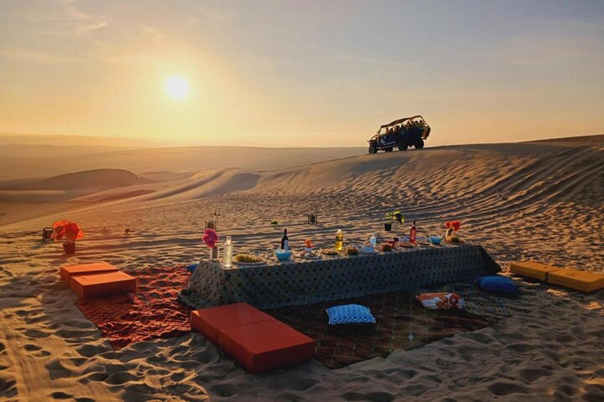 un gruppo di persone su una duna di sabbia nel deserto