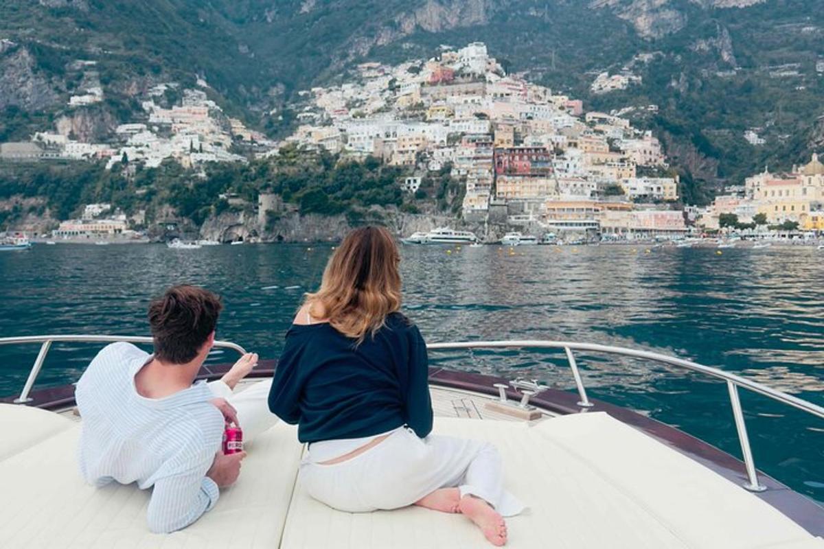 um homem e uma mulher sentados em um barco na água