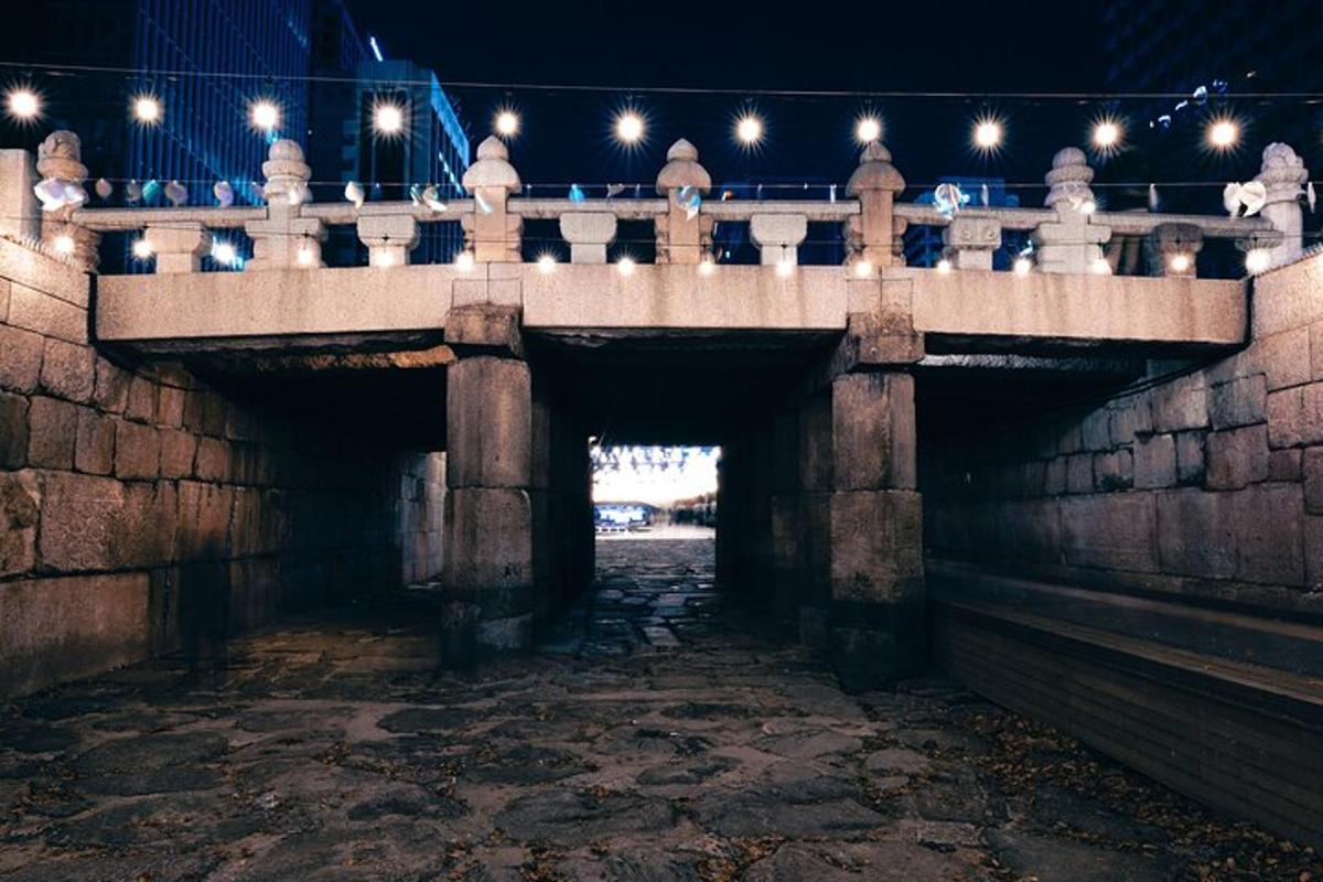 un ponte con luci sopra di esso di notte
