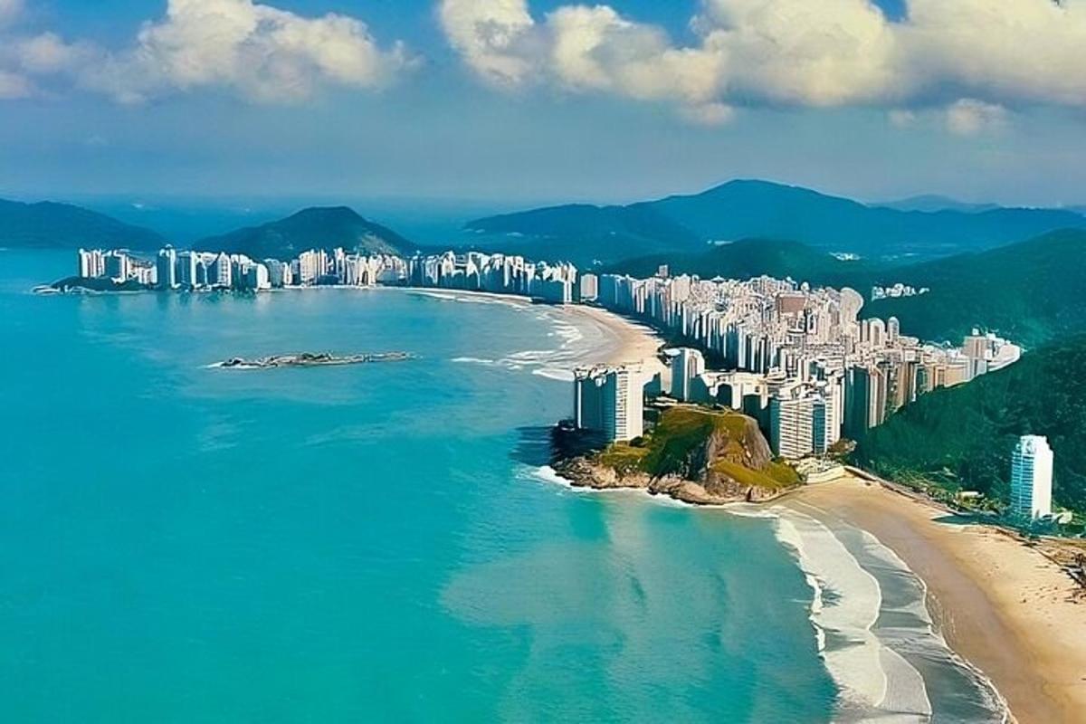 isang aerial view ng isang lungsod na may beach at mga gusali