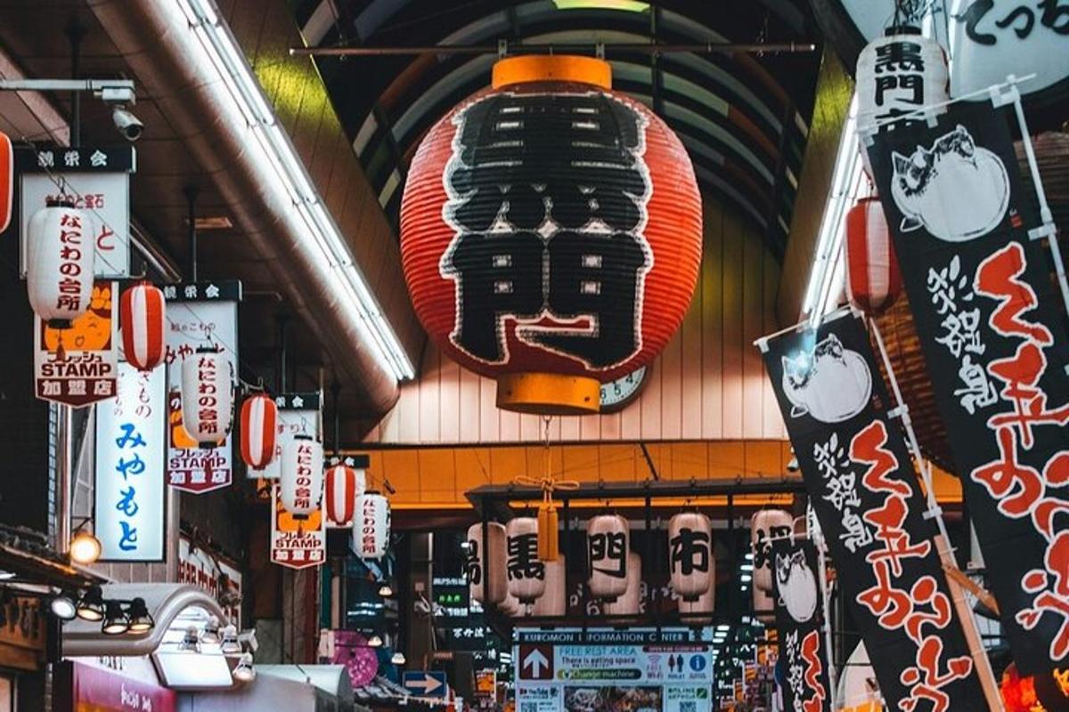 天花板上挂着亚洲标志的商店