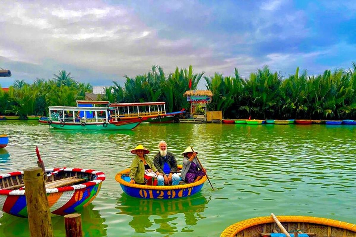 sekumpulan orang yang menaiki bot di atas air