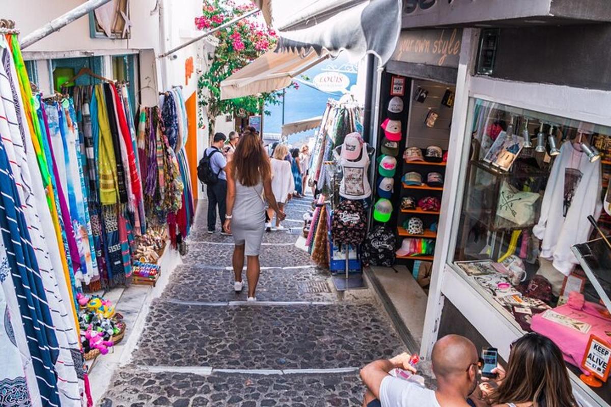 um grupo de pessoas caminhando por uma rua estreita
