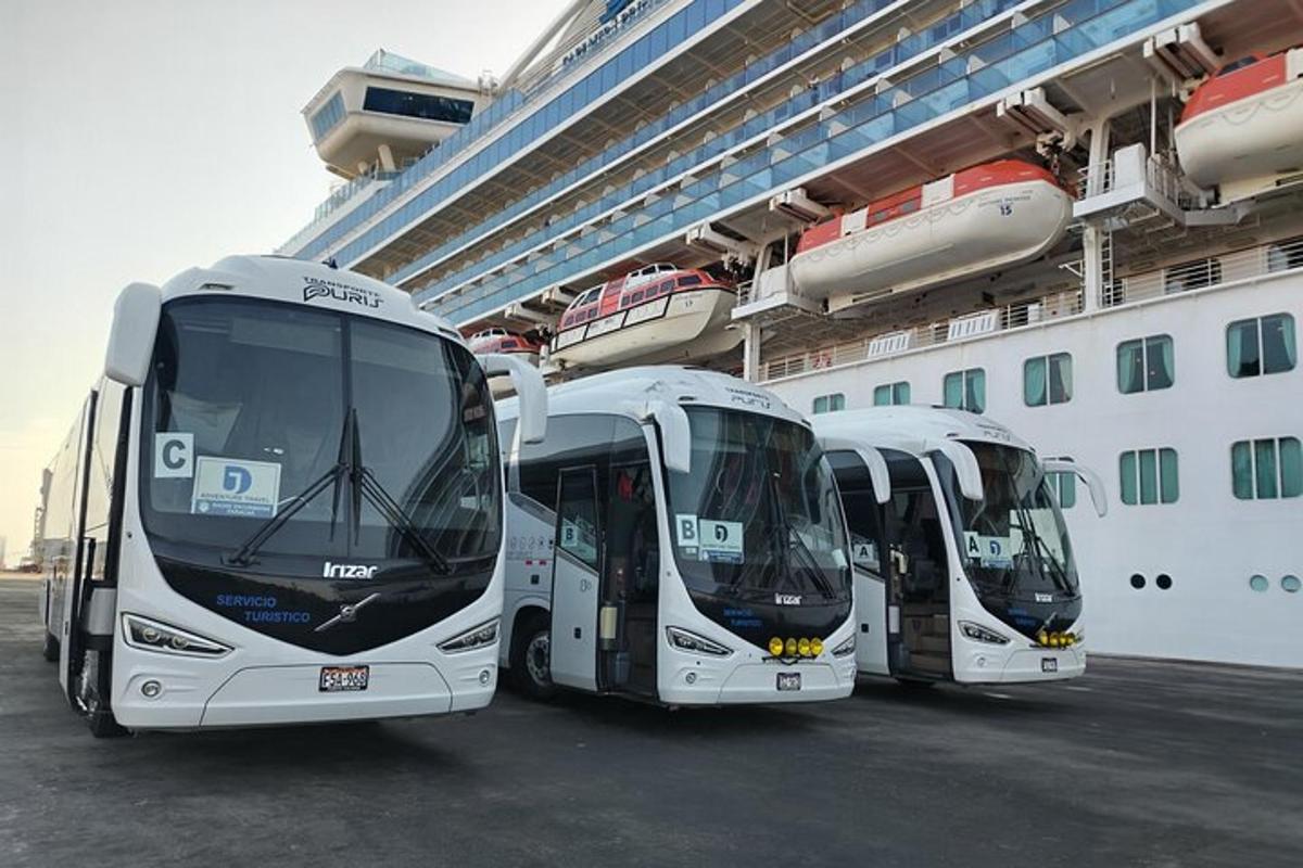 Keturi autobusai pastatyti šalia kruizinio laivo