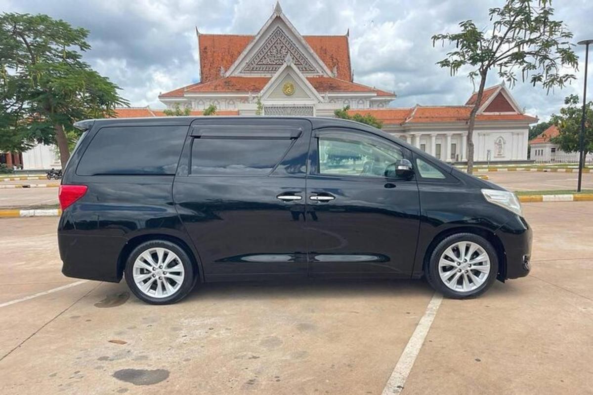 un furgone nero parcheggiato in un parcheggio di fronte a un edificio