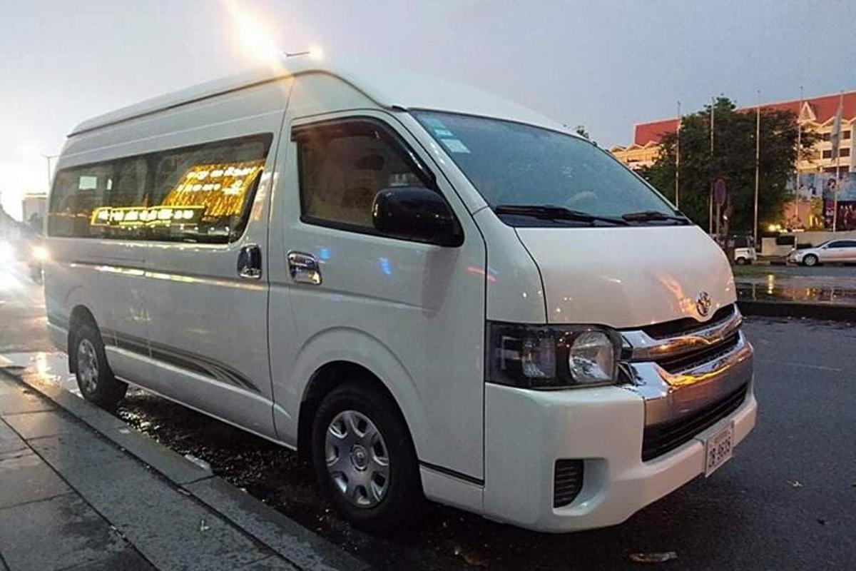 un furgone bianco parcheggiato sul ciglio di una strada