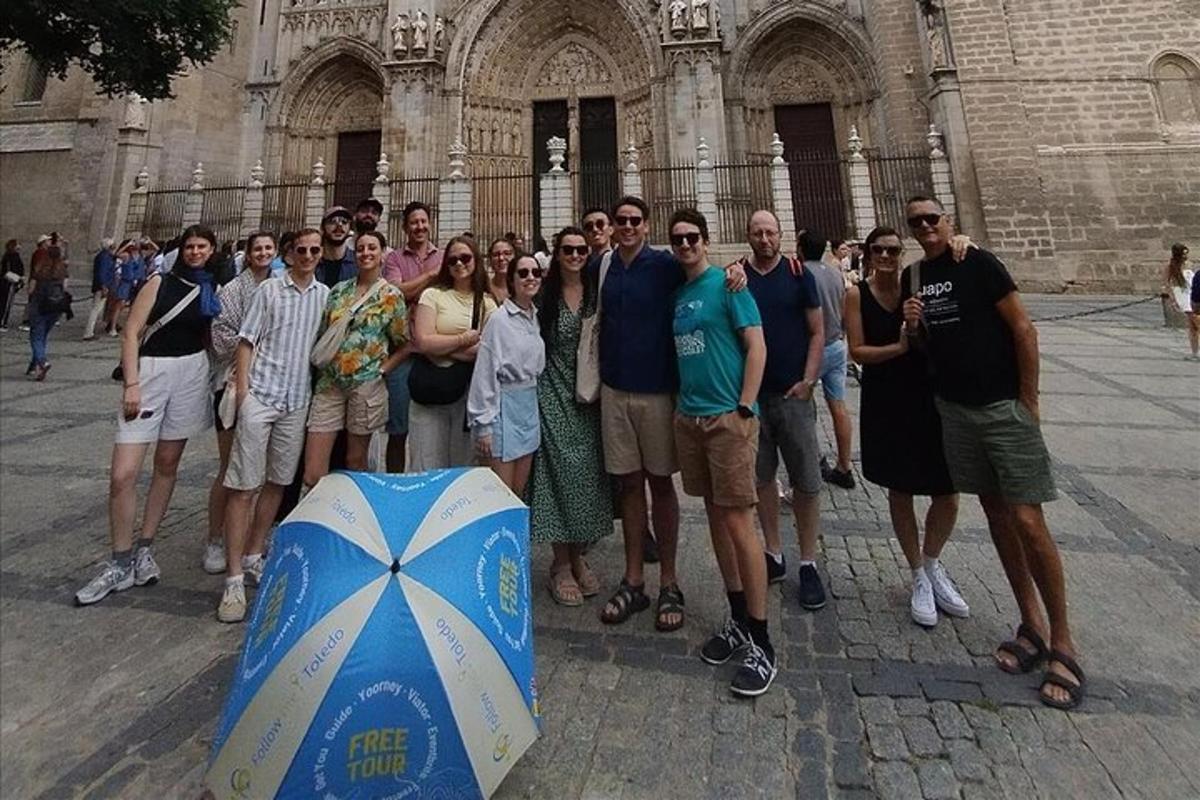 grupp inimesi, kes seisavad hoone ees