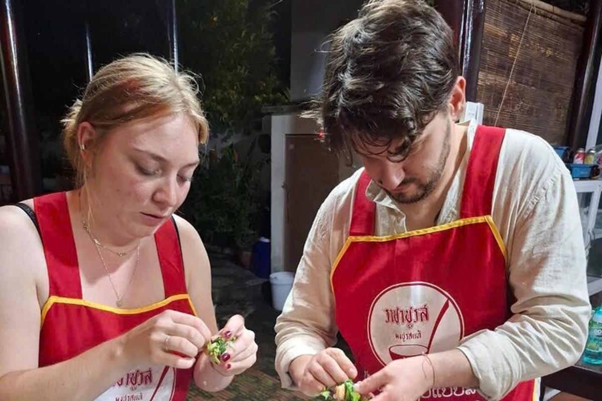 seorang lelaki dan seorang wanita di dapur menyediakan makanan