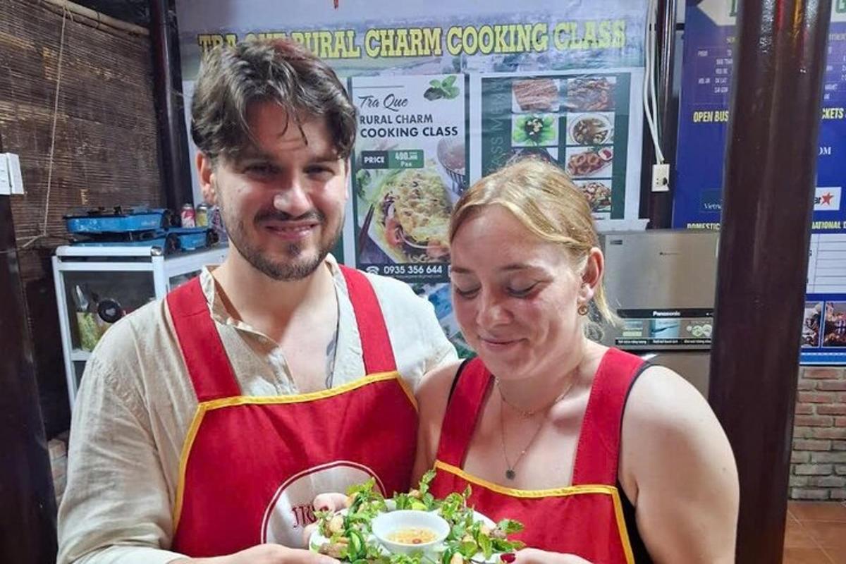 Un hombre y una mujer sosteniendo un tazón de comida