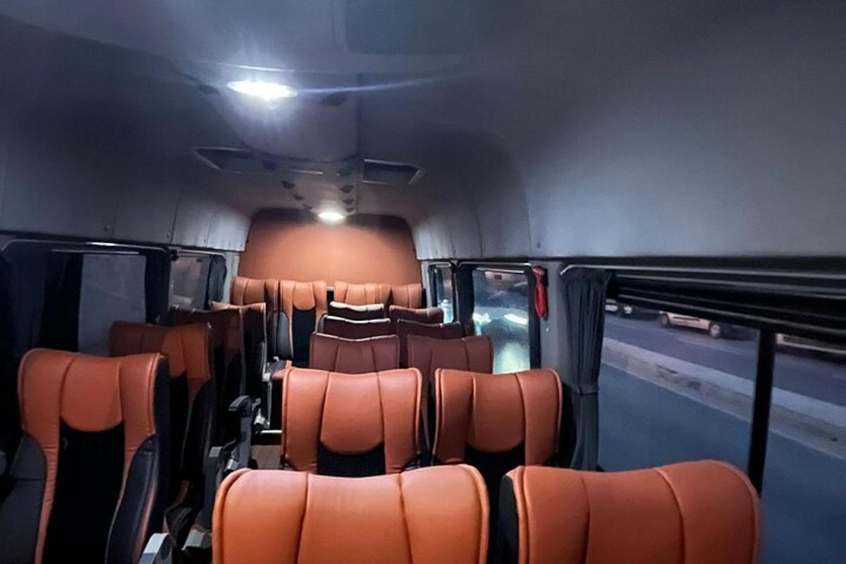 prázdny autobus s oranžovými sedadlami