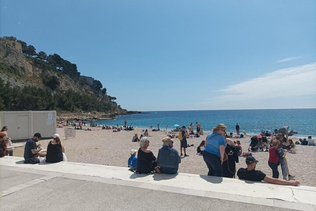 un grupo de personas sentadas en la playa