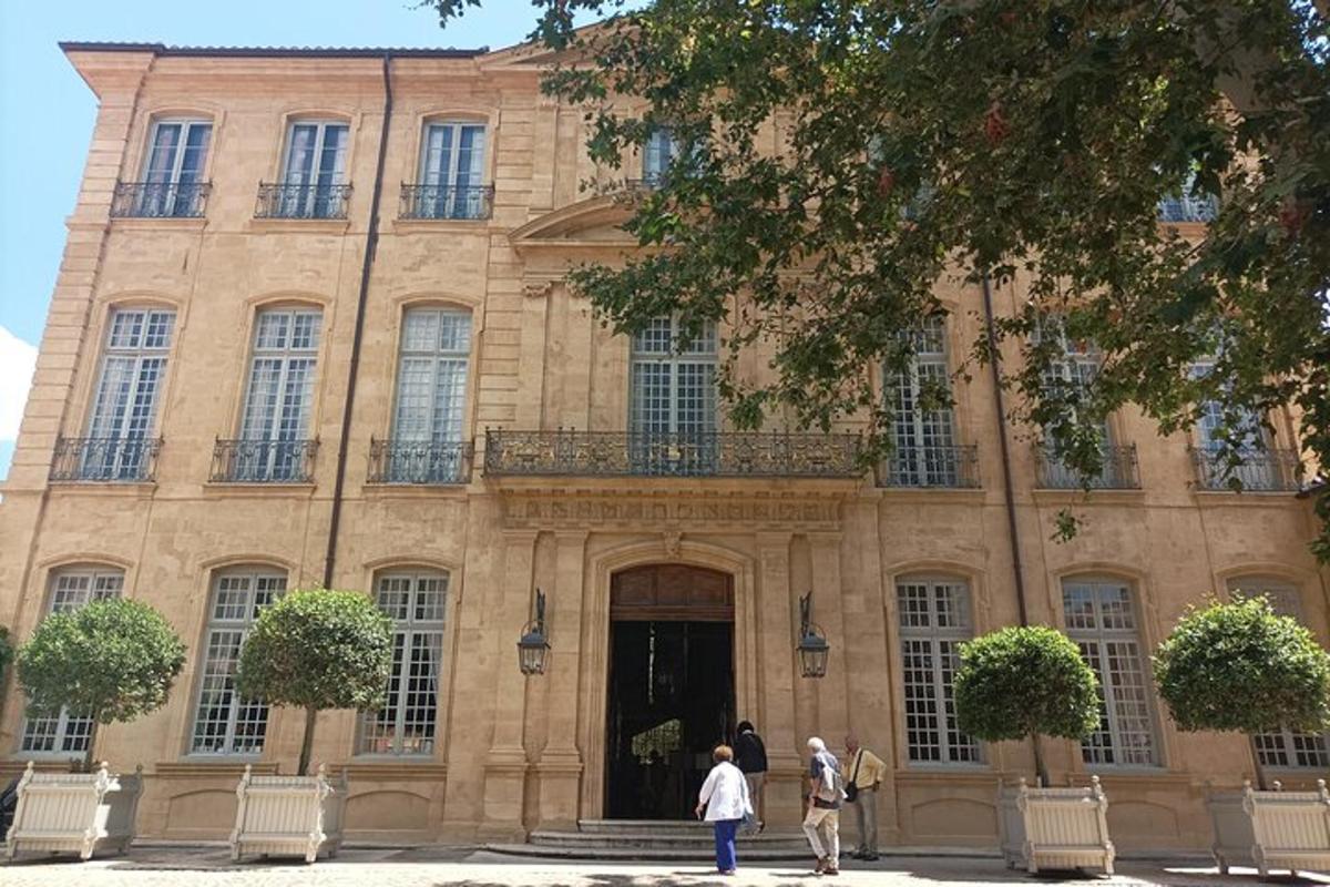 dos personas caminando frente a un edificio