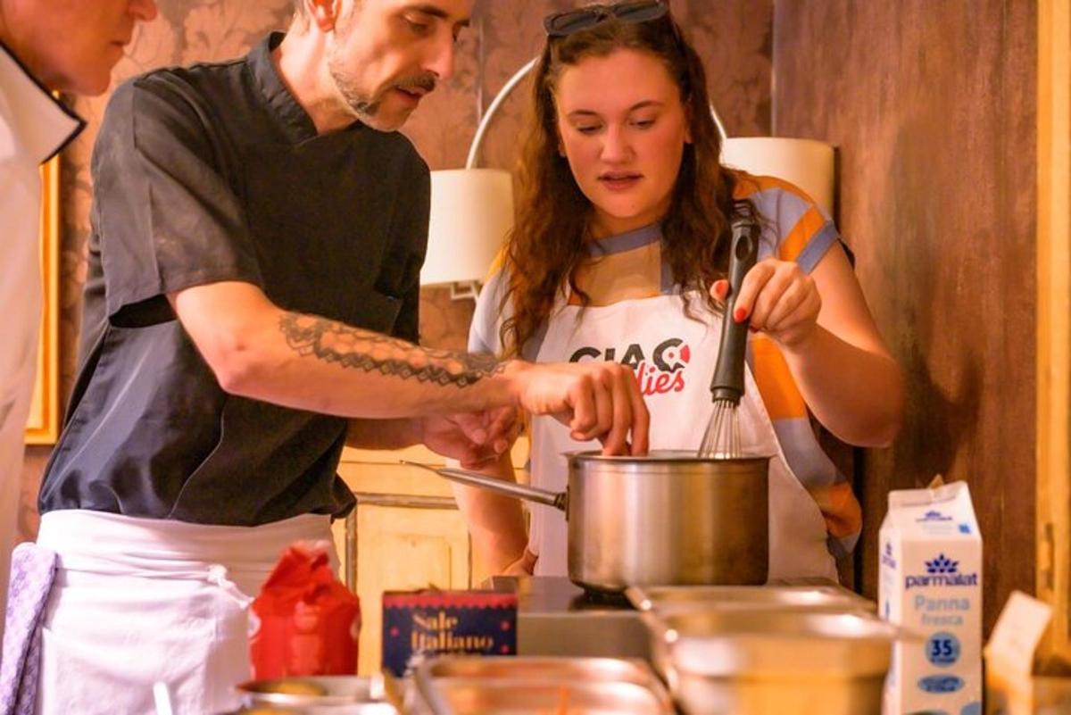 muž a žena připravují jídlo v kuchyni