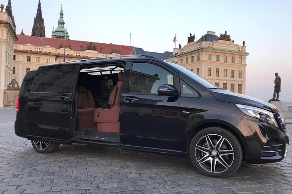 must kaubik tänaval, mille uksed olid lahti