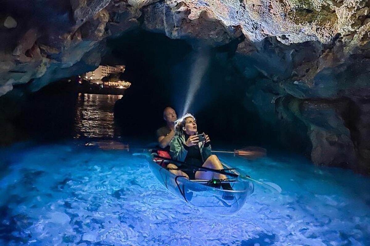 due persone su una barca in una grotta