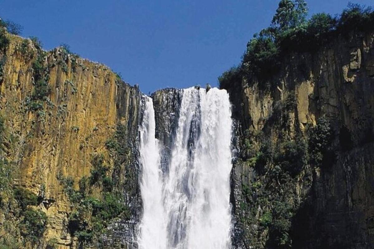 una cascata sul fianco di una montagna