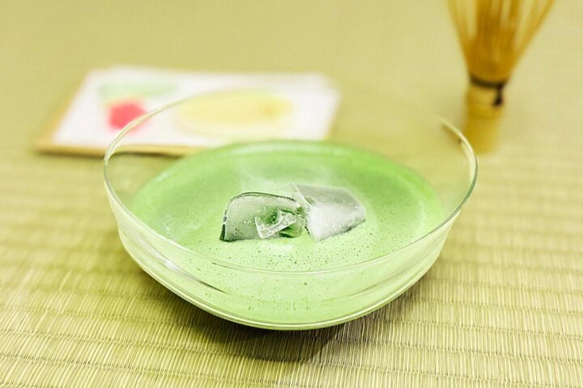 một cái bát màu xanh lá cây đặt trên bàn