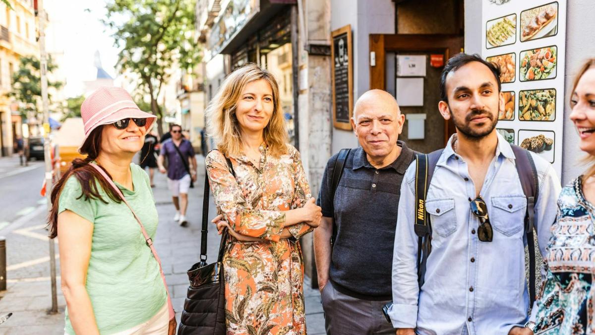 un grup de persones dempeus en un carrer de la ciutat