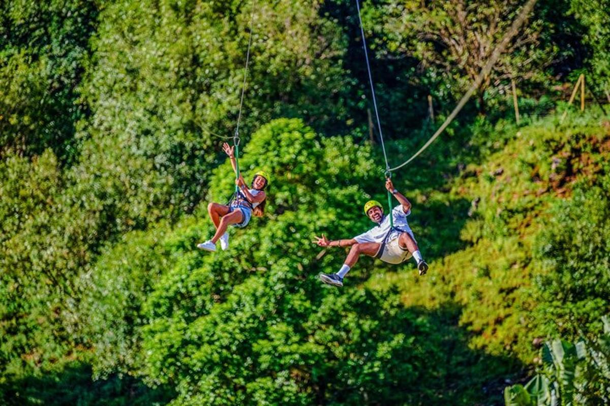 dva človeka se gugata na ziplineu