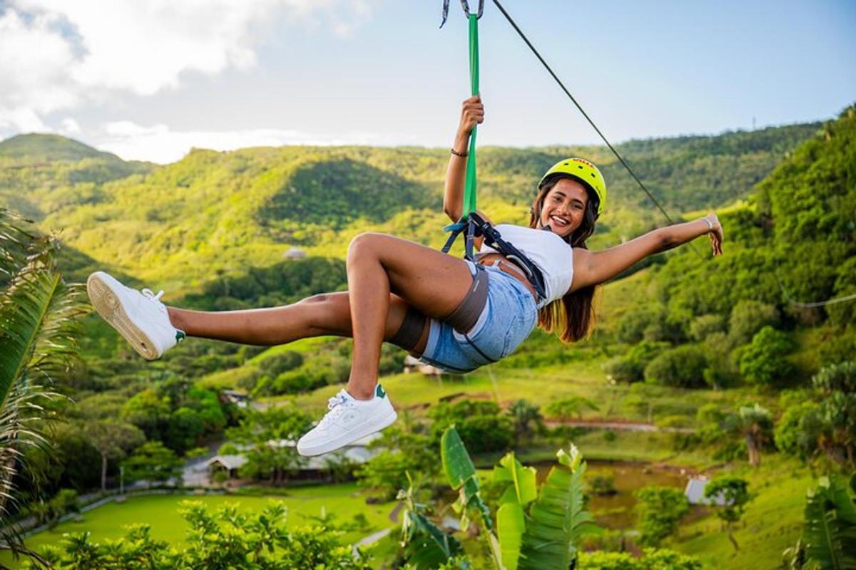 một người phụ nữ đang treo mình trên một đường dây zip