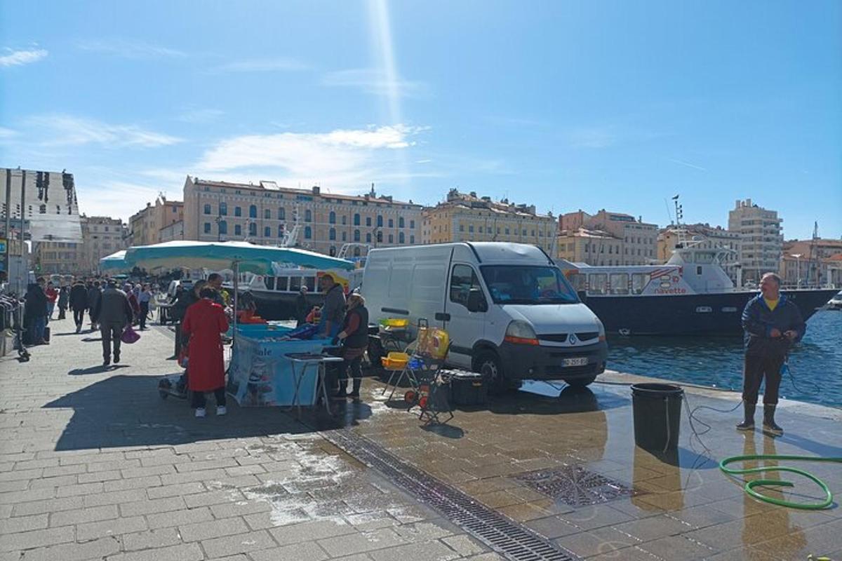 en gruppe mennesker står omkring en varevogn ved vandet