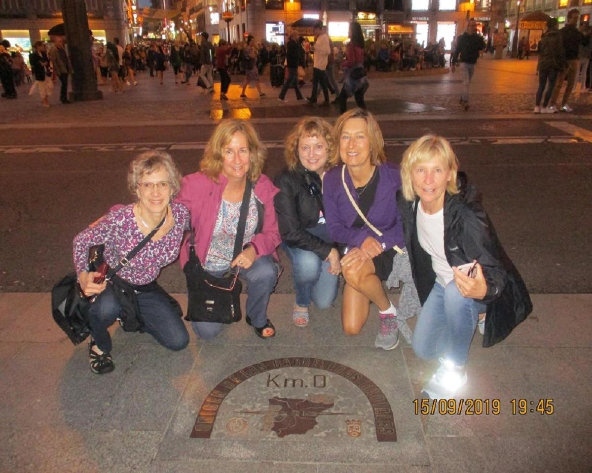 um grupo de mulheres sentadas na rua à noite