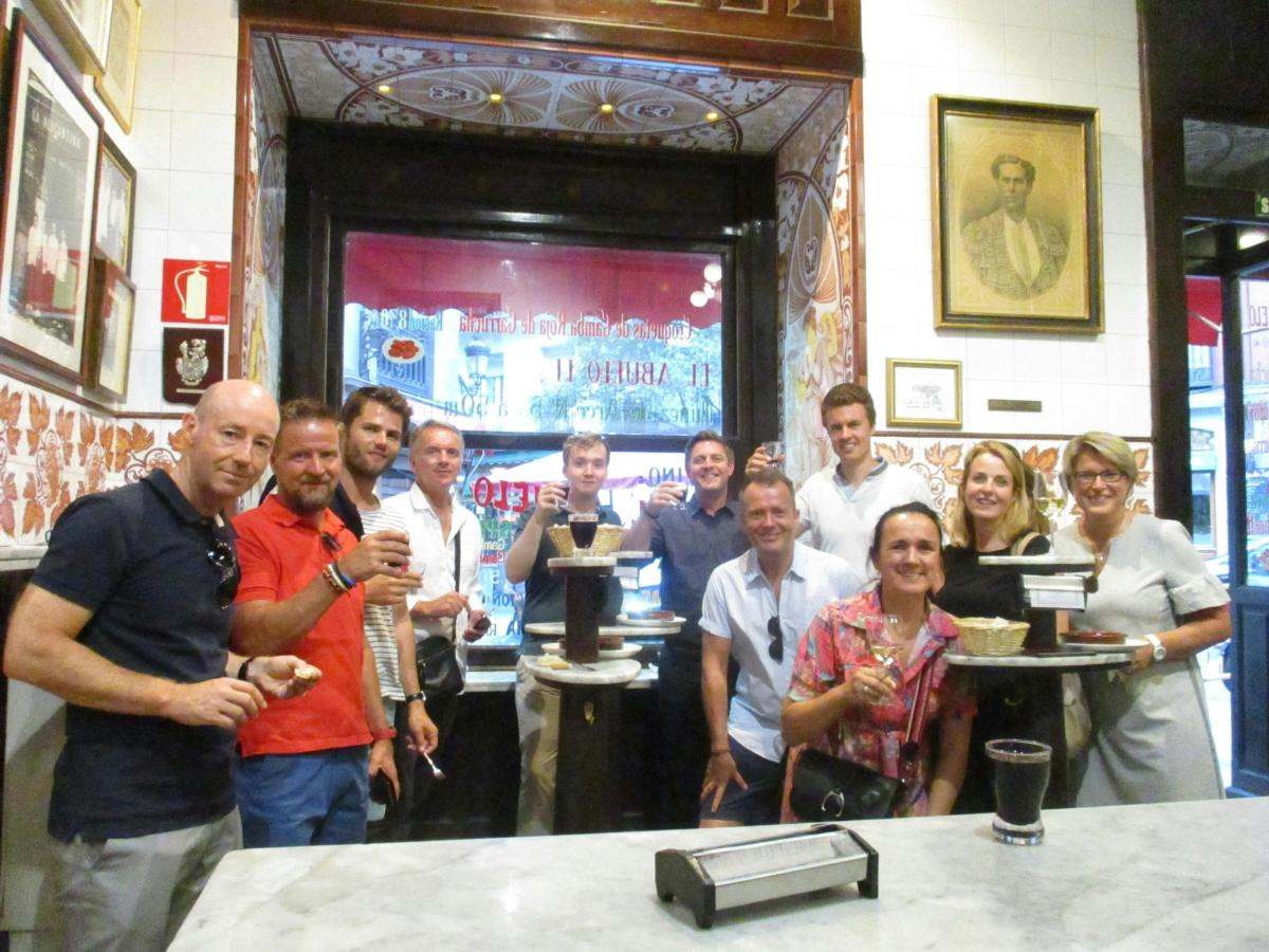 um grupo de pessoas posando para uma foto em um bar
