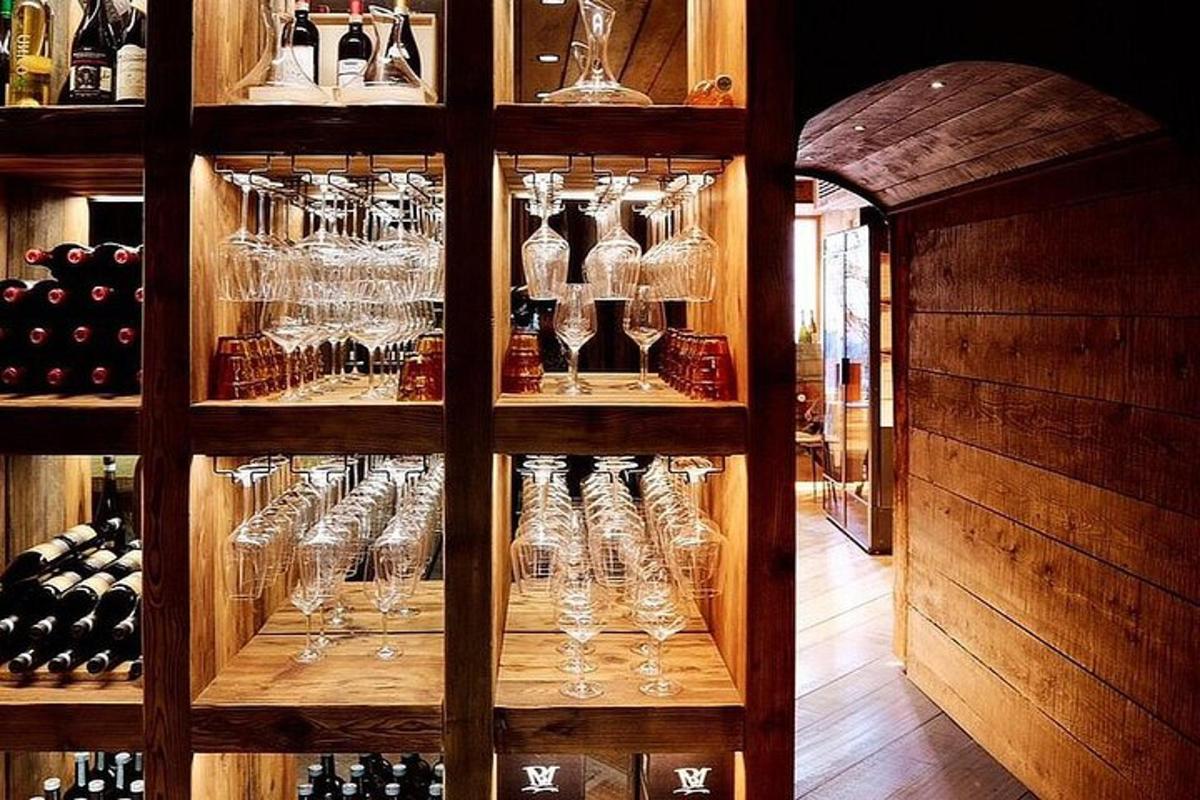 um armário cheio de taças e garrafas de vinho