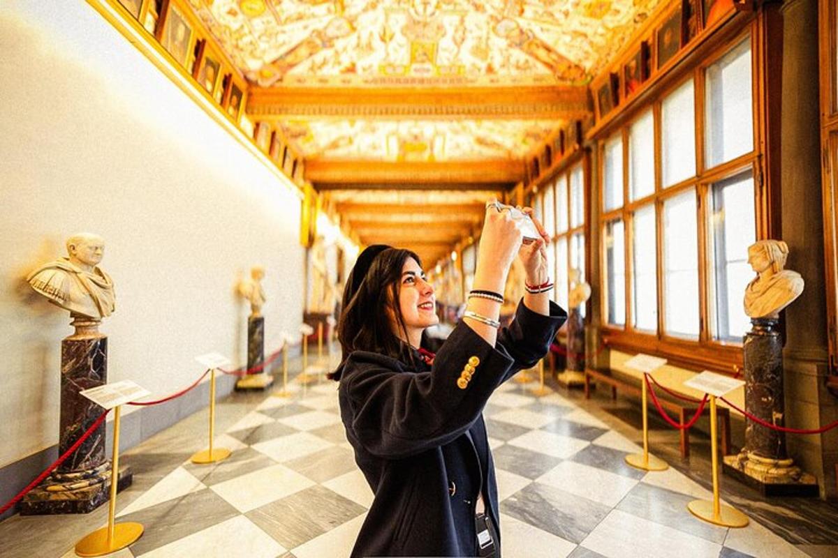 ผู้หญิงกำลังถ่ายรูปรูปปั้นในพิพิธภัณฑ์