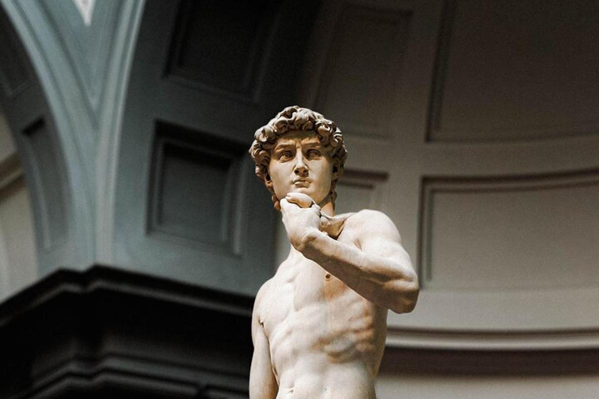 una statua di un uomo nudo che si lava i denti