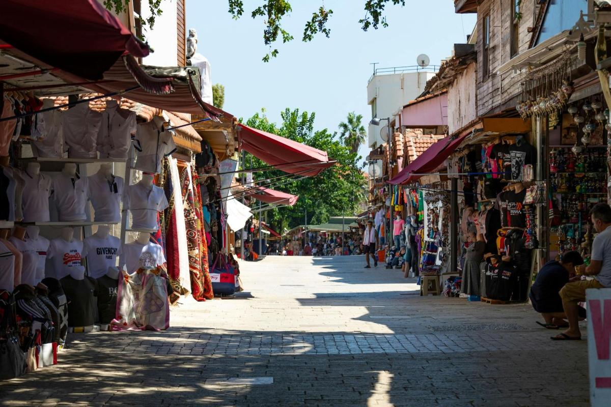 jalan di pasar dengan banyak kedai