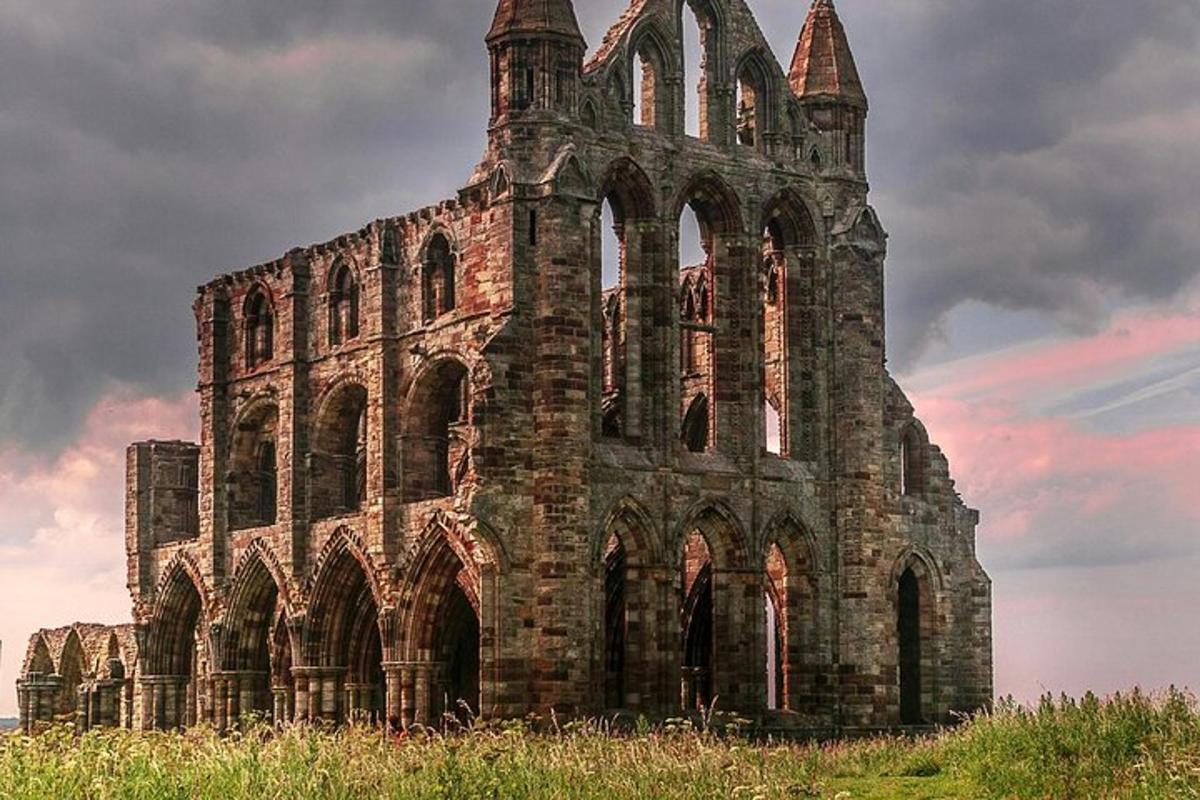 Un edificio antiguo sobre un campo de hierba.