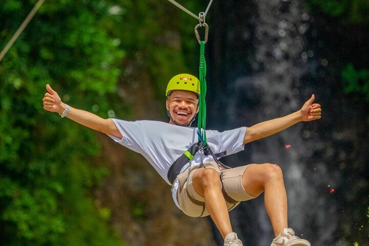 muž visící z lana na zip line