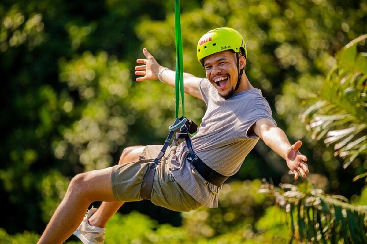 muž v helmě je na zip line