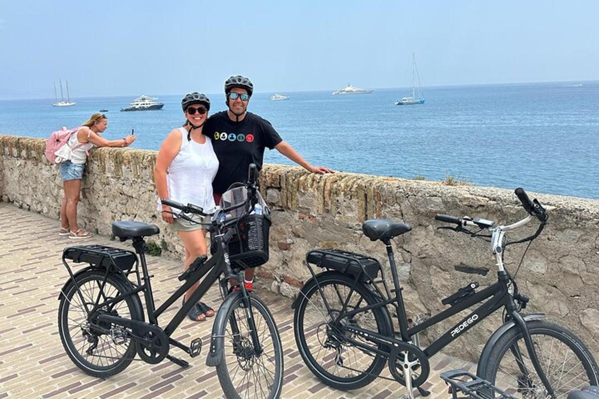 un uomo e una donna in piedi accanto alle loro biciclette