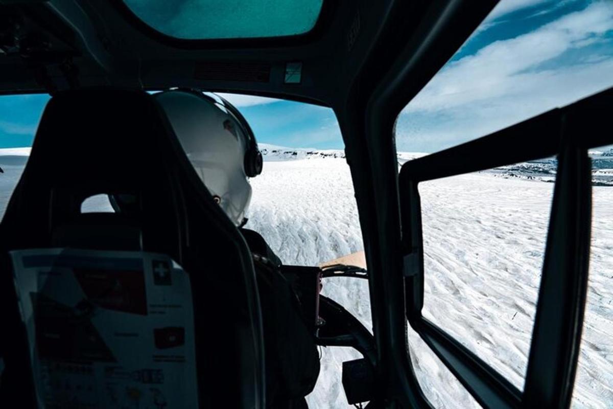eine Person, die in einem Hubschrauber im Schnee sitzt