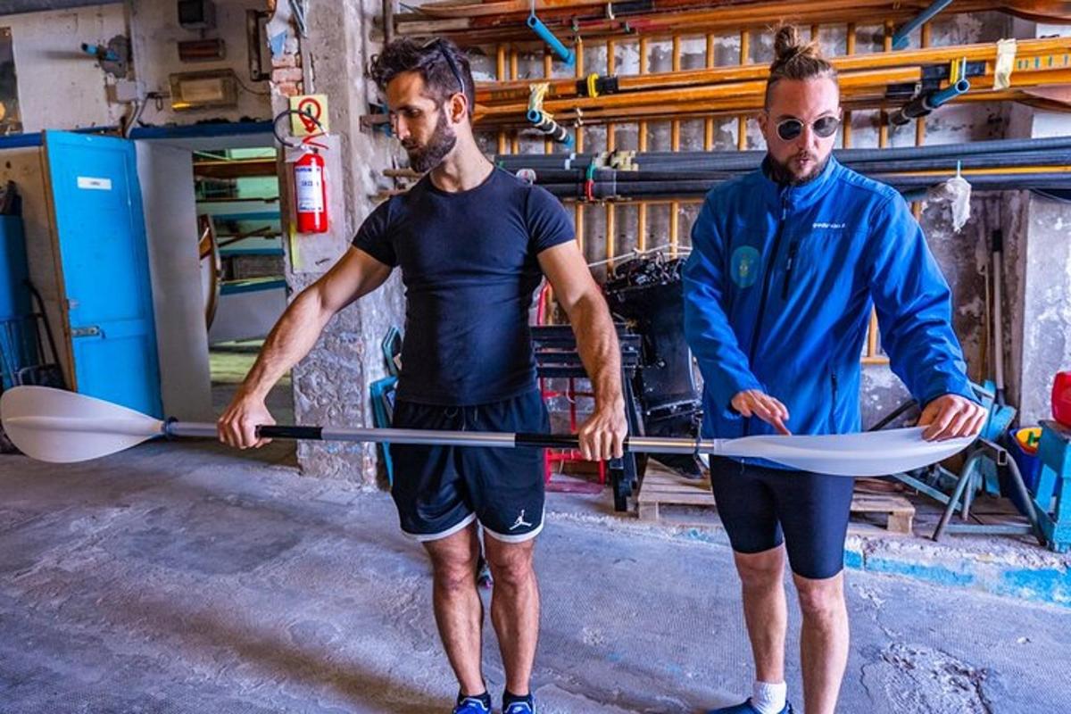 Dos hombres sostienen una lanza gigante