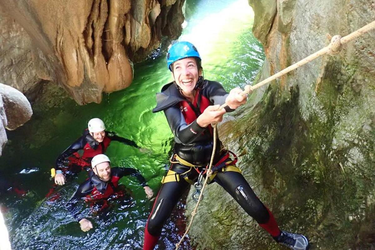 un gruppo di persone nell'acqua in una grotta